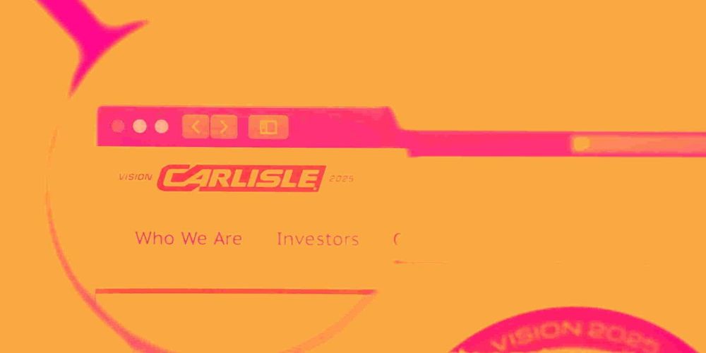 كارلايل… ربحية وهوامش قوية لكن نمو الإيرادات لا يزال بطيئًا 🏗️📈💰