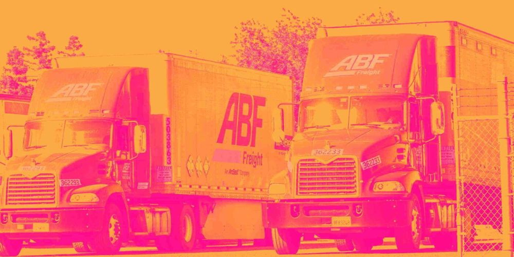 آرك بيست… شركة نقل وشحن تتعافى تشغيليًا لكن أساسياتها طويلة الأجل ما تزال ضعيفة 🚚📦📉