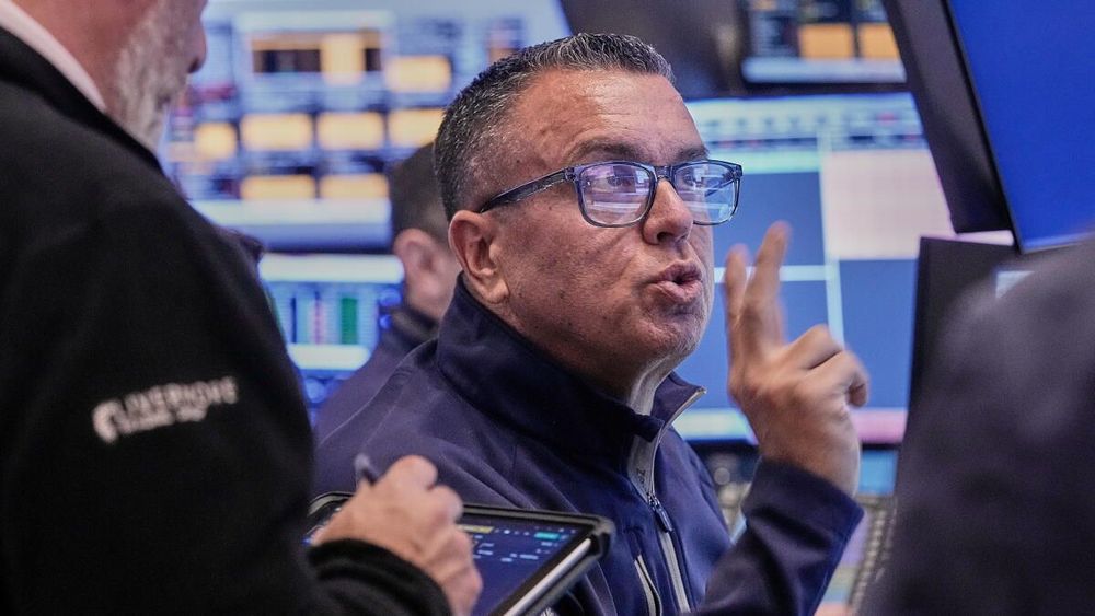 أسهم التكنولوجيا ترتفع والبيتكوين تتجاوز 85 ألف دولار مع تراجع عوائد السندات 🚀📈
