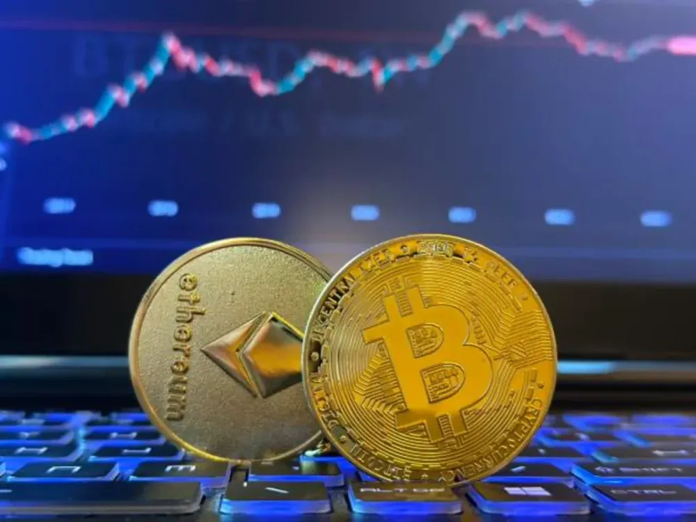 أسعار البيتكوين والإيثيريوم اليوم: تراجع في افتتاح التداولات مع استمرار الضغوط على العملات المشفرة 📉₿