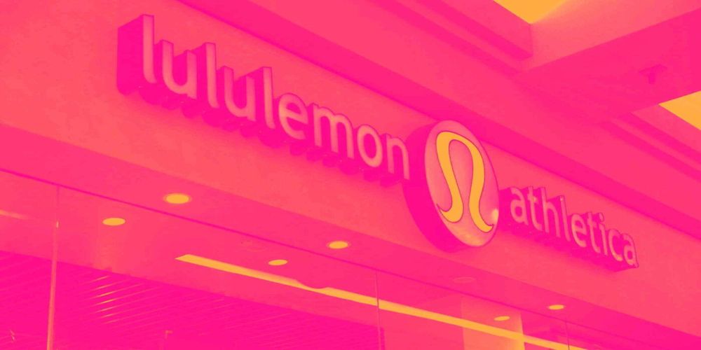 لولوليمون… علامة رياضية فاخرة بهوامش وعوائد استثنائية لكن الطلب يتراجع بقوة والسهم يتداول بخصم كبير 🧘📉💰