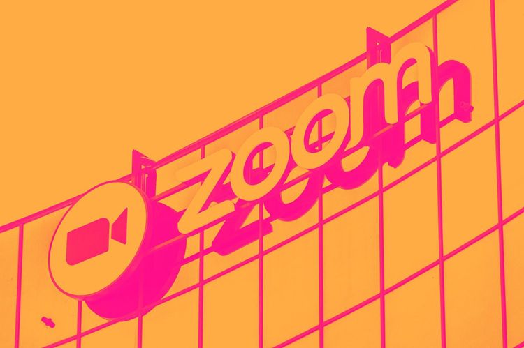 زووم: منصة اجتماعات رقمية مربحة… لكن النمو البطيء والمنافسة يحدّان من جاذبية السهم 📹📉⚠️