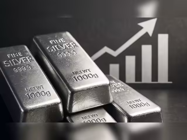 الفضة تتماسك فوق 75 دولارًا وسط ترقب تطورات الشرق الأوسط 🪙📈
