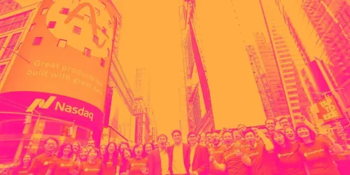 أمبليتيود… نمو يتسارع لكن الربحية لا تزال ضعيفة 📊📈⚠️