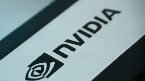 هل أصبحت Nvidia رخيصة مجددًا؟ تقييم السهم يعود إلى مستويات ما قبل طفرة الذكاء الاصطناعي 🤖📉