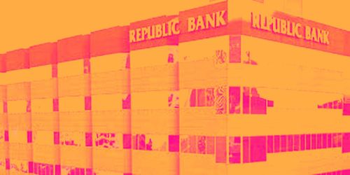 ريبابليك بانكورب… بنك إقليمي بهامش فائدة استثنائي ورأس مال قوي، لكن النمو البطيء والتقييم المرتفع نسبيًا يحدان من الجاذبية 🏦📈⚠️