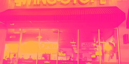 وينغ ستوب… سلسلة مطاعم سريعة بنمو استثنائي وربحية قوية… وتقييم أقل من القيمة العادلة 🍗📈⭐
