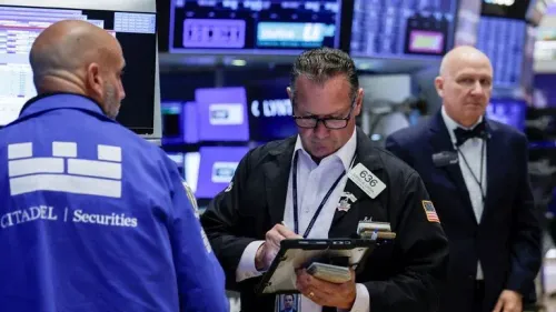 العقود الأمريكية ترتفع بعد موجة البيع.. لكن وول ستريت تتجه لخسائر أسبوعية 📈🇺🇸