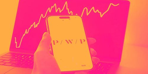 بيريلا واينبرغ: بنك استشاري مستقل بتقييم جذاب… لكن النمو والعوائد ما تزال دون المستوى المطلوب 💼📉⚠️