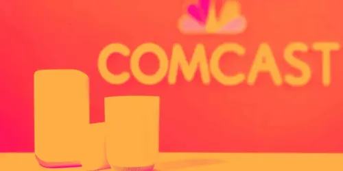 كومكاست… عملاق الاتصالات يواجه تباطؤًا في النمو رغم تقييم يبدو جذابًا 📡📉⚠️