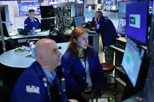 الأسواق تتجاهل التوتر الأمريكي الإيراني مؤقتًا... والنفط يواصل التراجع 📊🛢️