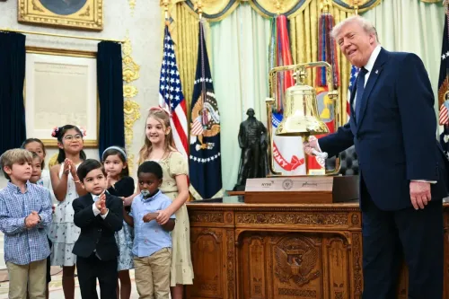 ترامب يقرع جرس افتتاح وول ستريت من المكتب البيضاوي للترويج لحسابات Trump Accounts 🔔🇺🇸