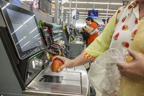 ثقة المستهلك الأميركي تسجّل أعلى مستوى منذ سبتمبر… لكنها لا تزال أقل بـ25% عن العام الماضي 📊🇺🇸