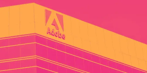 أدوبي… عملاق برمجيات بهوامش وتدفقات نقدية استثنائية لكن تباطؤ النمو والمنافسة المتزايدة يضغطان على القصة الاستثمارية 🎨☁️📉