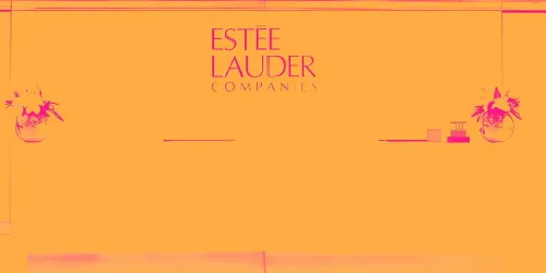 إستي لودر… عملاق تجميل فاخر يستعيد الزخم مع هوامش إجمالية استثنائية لكن الربحية التشغيلية لا تزال ضعيفة 💄📈⚠️