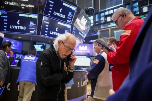 العقود الأمريكية ترتفع في ختام أسبوع مضطرب مع تراجع العوائد والنفط 📈🇺🇸