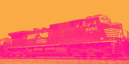 نورفولك ساذرن… شبكة سكك حديدية قوية وهوامش مرتفعة لكن تراجع الكفاءة يضغط على الجودة 🚂📉⚠️