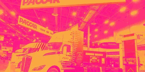 باكار… عملاق شاحنات بميزانية قوية وتدفقات نقدية ممتازة لكن النمو التاريخي والعائد على رأس المال يتراجعان 🚛📈⚠️