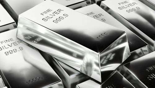 الفضة تهبط إلى أدنى مستوى في نحو عام… خسائر شهرية تتجاوز 17% وسط مخاوف التضخم والفائدة 📉🥈
