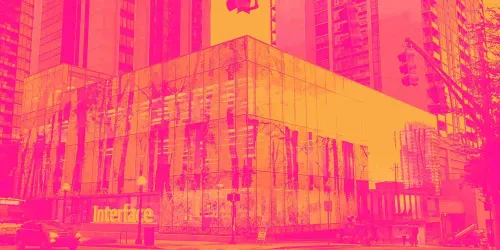 إنترفيس… شركة أرضيات مستدامة مع نمو أرباح قوي وتحسن واضح في الكفاءة لكن التقييم مرتفع نسبيًا 🏢📈🌱