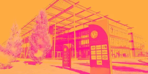 في إف كورب… علامات تجارية عالمية وخصم ضخم عن القيمة العادلة لكن جودة الأعمال لا تزال ضعيفة 👕📉⚠️