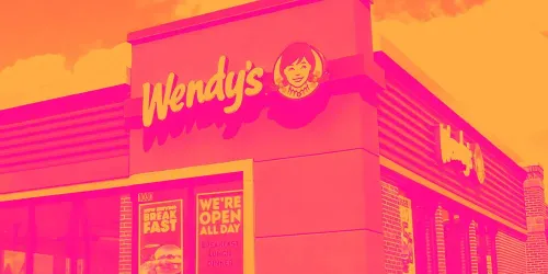 وينديز… علامة قوية لكن تراجع الطلب والهوامش يضغط على الأداء 🍔📉⚠️