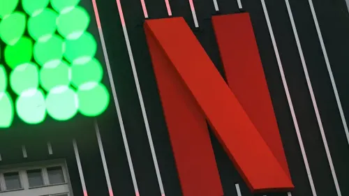 نتفليكس تخطط لتسريح 800 موظف رغم نمو إيراداتها 13%.. ما الذي يدفعها لخفض التكاليف؟ 📉
