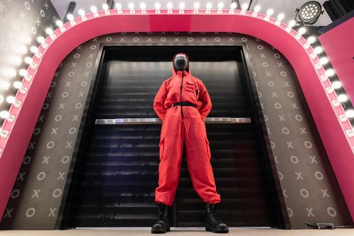 موسم الأرباح يشتدّ… ونتفليكس تحت الضغط رغم التفوق على التوقعات 🎬📉