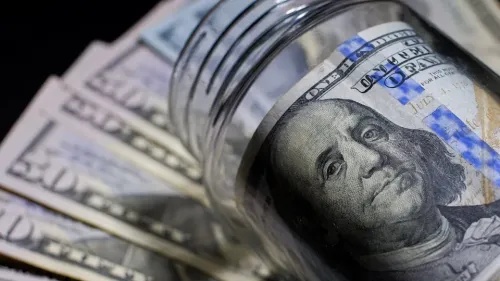 الدولار يقترب من أطول سلسلة مكاسب منذ مطلع 2025.. النفط والفيدرالي يدفعانه للصعود 💵