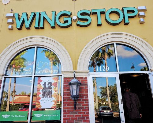 وينغستوب: سلسلة أجنحة الدجاج التي تحوّلت إلى آلة نمو مربحة بطعم النار والليمون 🍗🔥