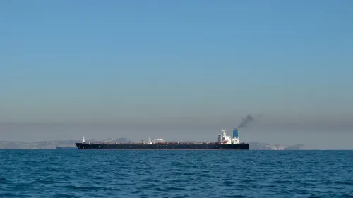 النفط يهبط إلى أدنى مستوى في أسبوع.. عقوبات إيران تخيب توقعات السوق 🛢️📉