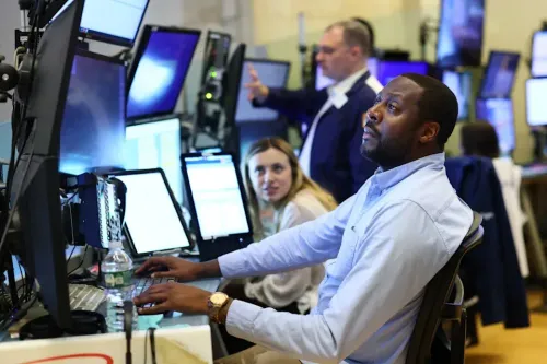 الأسهم الأمريكية متباينة وناسداك يتراجع.. ضعف التكنولوجيا يضغط على السوق 📉💻