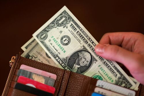 الدولار يبقى هشًا رغم الاستقرار.. عقوبات إيران وإعادة شراء السندات تحت المجهر 💵📉