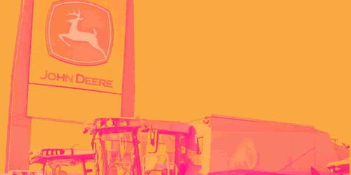 دير… عملاق صناعي بربحية قوية لكن دورة المعدات الضعيفة تضغط على النمو 🚜📉⚠️
