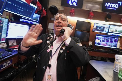 وول ستريت تهتز: المؤشرات الأميركية تهبط بقوة مع تهديدات ترامب الجمركية وبيع السندات 📉🇺🇸