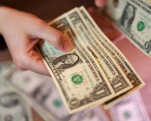 الدولار يلامس أدنى مستوى في 3 أشهر أمام اليورو بعد تدخل الخزانة الأمريكية 💵📉