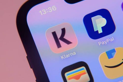 Klarna تهوي بعد خفض التوقعات وHome Depot ترتفع بعد نتائج قوية 🛍️📉