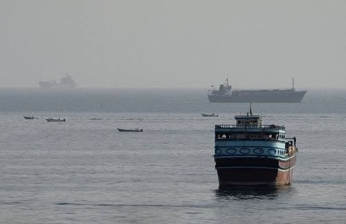 النفط يتراجع قبل عقوبات أمريكية جديدة على إيران.. ومضيق هرمز يبقى مفتاح الأسعار 🛢️📉