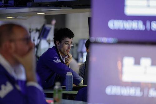 أسهم الرقائق تضغط على S&P 500 وناسداك.. والتكنولوجيا تقود خسائر بداية الجلسة 📉💻