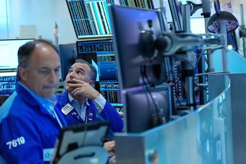سوق الأسهم الأميركي يبدو متماسكًا لكن إشارات تحذيرية تظهر تحت السطح ⚠️📊