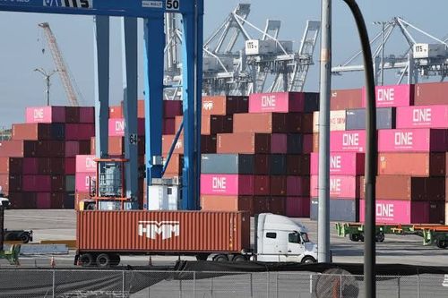 العجز التجاري الأميركي يقفز 24.4% إلى أعلى مستوى منذ ما قبل «يوم التحرير» وسط طفرة واردات الذكاء الاصطناعي 📦📉