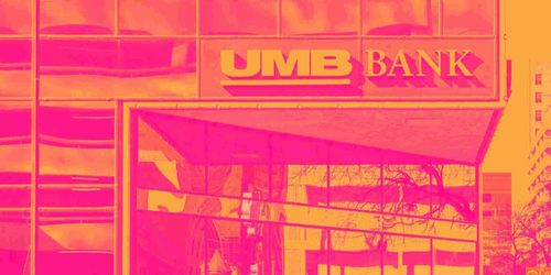 يو إم بي فاينانشال… نمو استثنائي في الإيرادات والدخل من الفوائد مع جودة مصرفية قوية لكن السهم أعلى قليلًا من قيمته العادلة 🏦📈💰